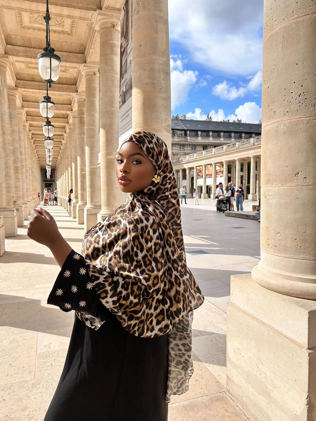 Hijabs imprimé léopard en satin Élan moderne