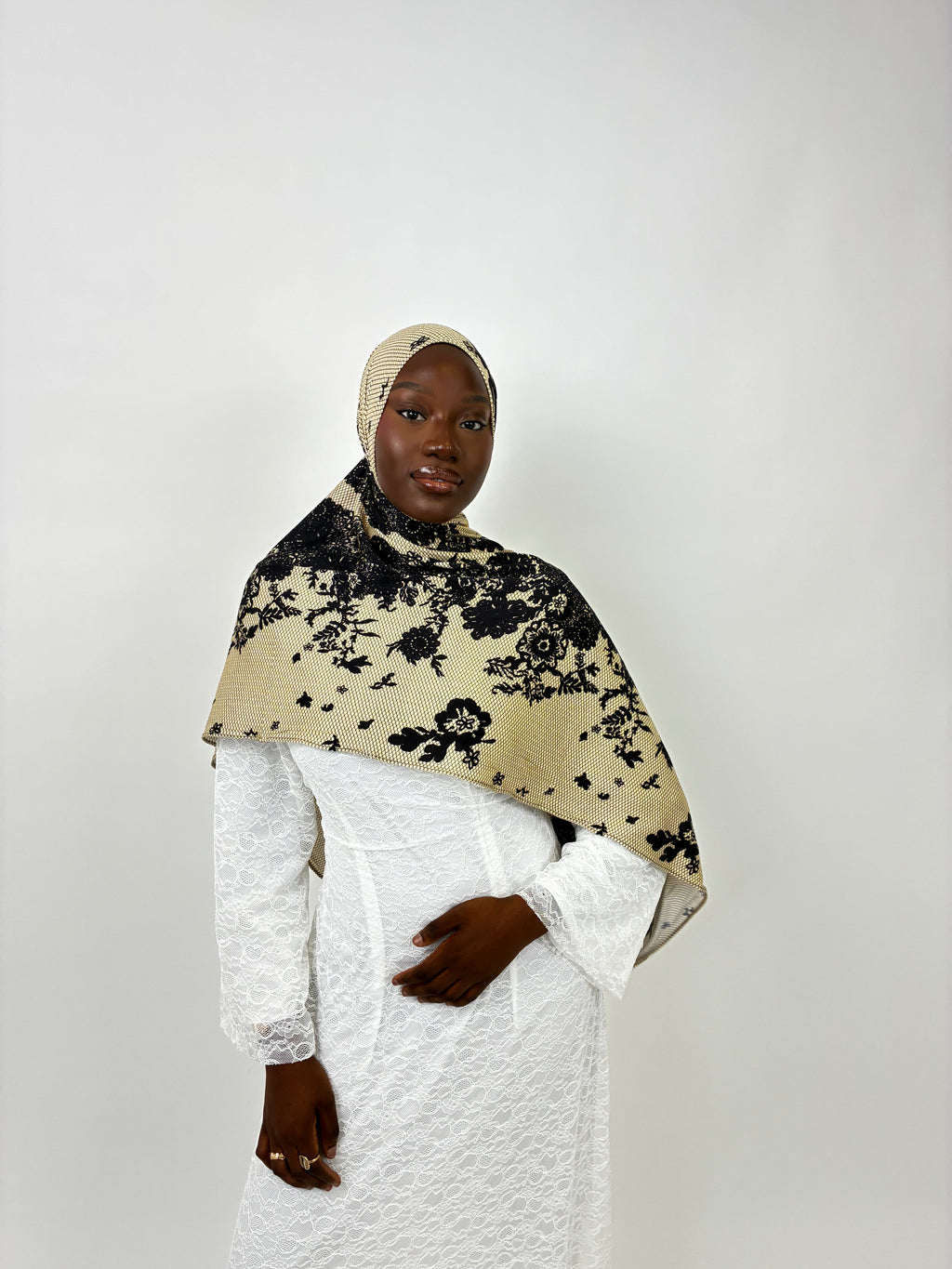 Hijab jersey Floral Noir & Doré Élan moderne